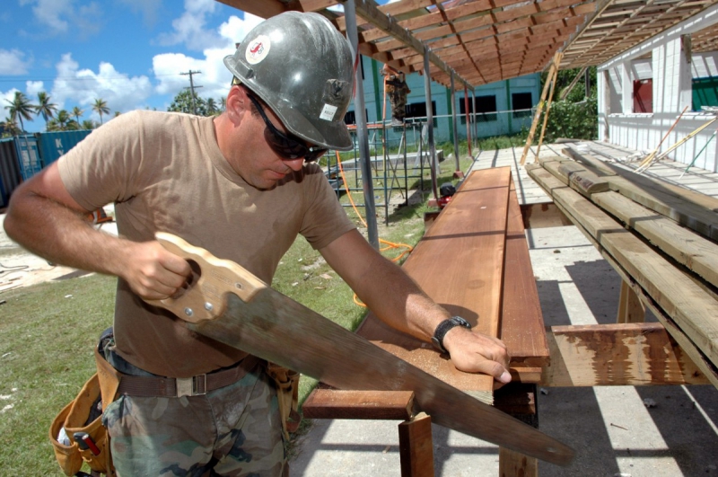 ebeniste-PLAN D AUPS STE BAUME-min_worker_construction_building_carpenter_male_job_build_helmet-893290